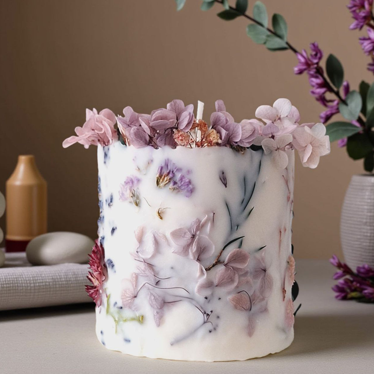 Dried flower botanical soy wax candle with pink and purple flowers, handmade in Belgium