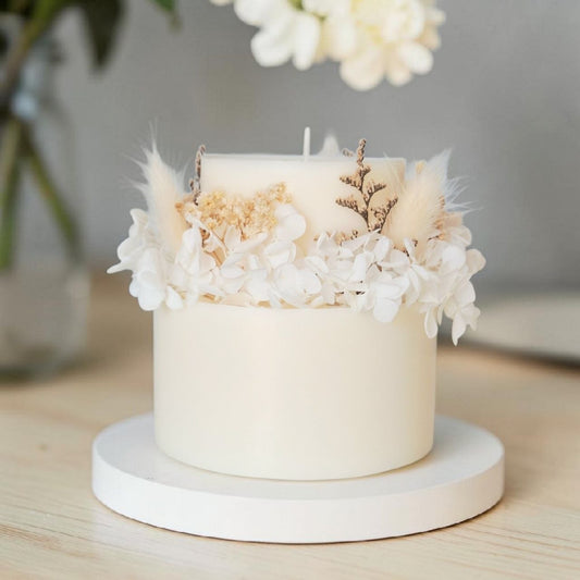 Ivory white signature botanical soy wax candle with preserved flowers handmade by Isola Aura Home in Belgium