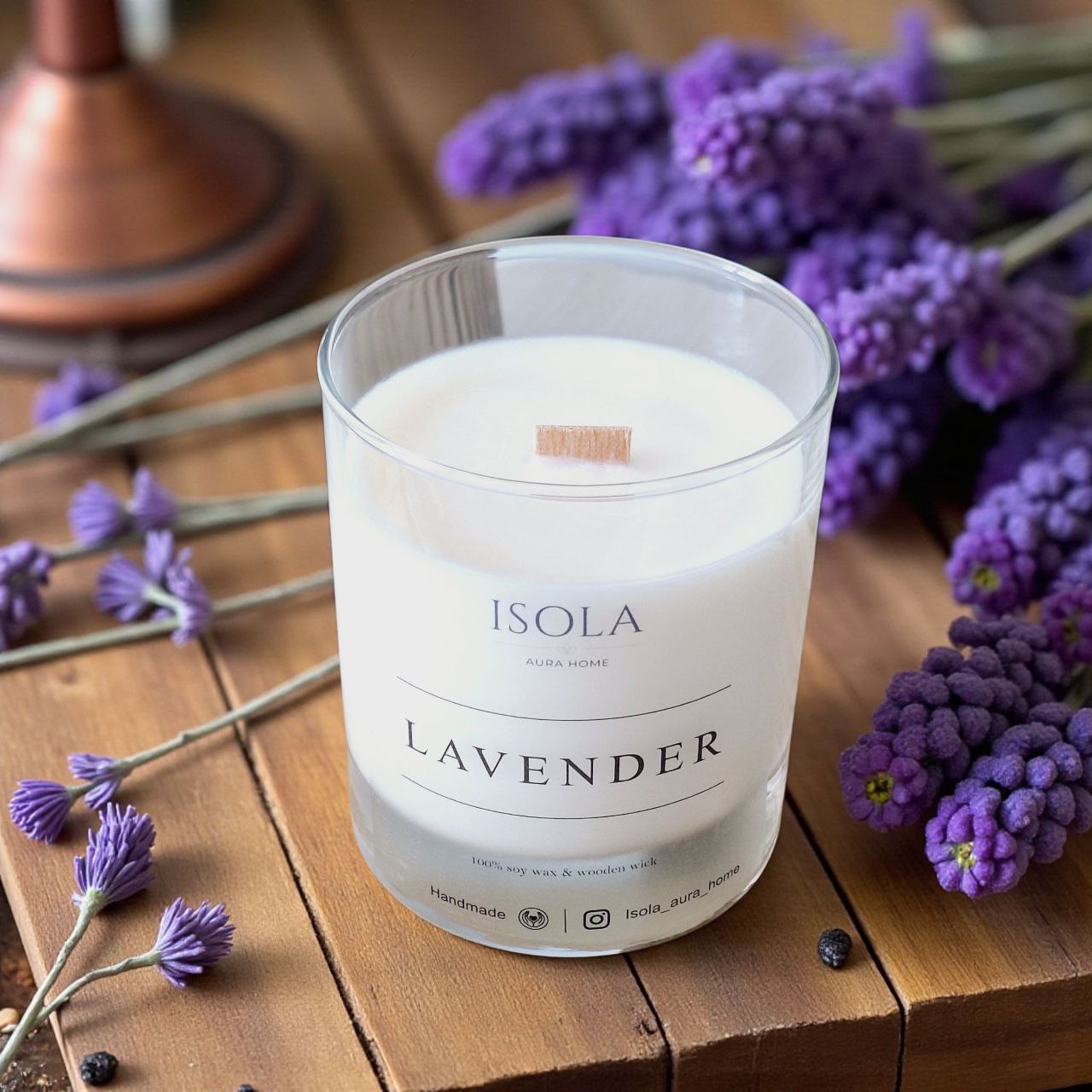 Lavender soy wax candle in a glass jar with wooden wick and lavender flowers, handmade by Isola Aura Home in Belgium