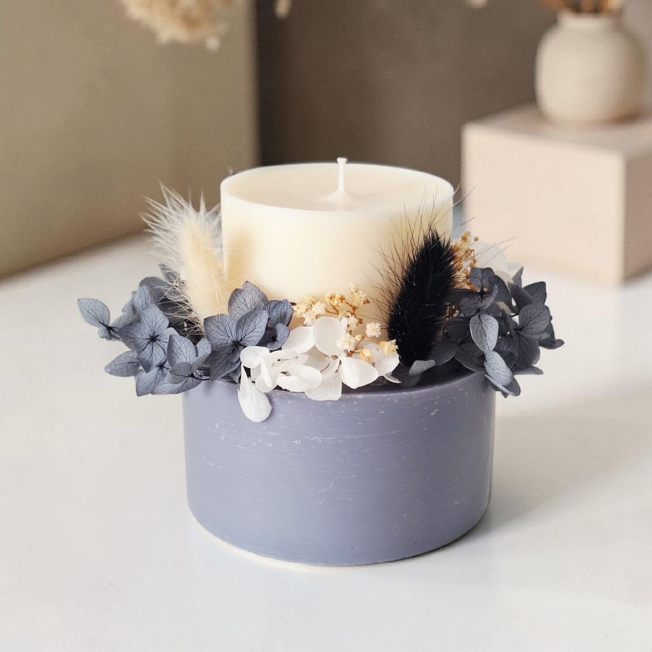 Midnight grey signature botanical soy wax candle with preserved flowers handmade by Isola Aura Home in Belgium