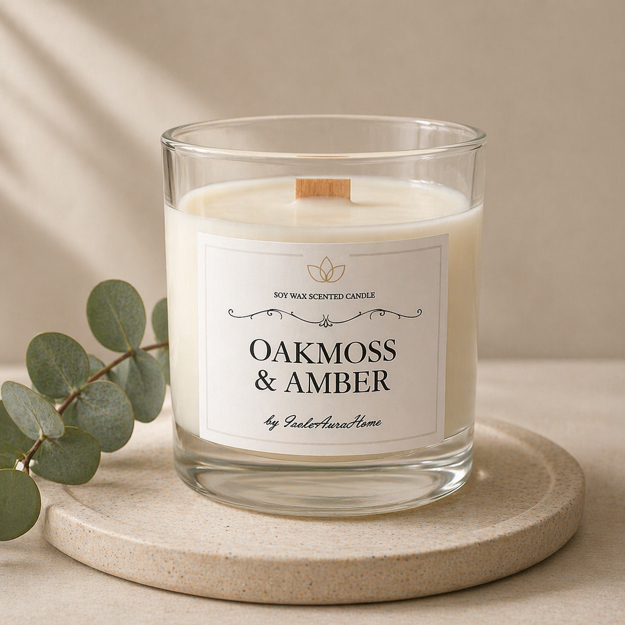 Oakmoss and Amber soy wax candle in a glass jar with wooden wick, handmade by Isola Aura Home in Belgium