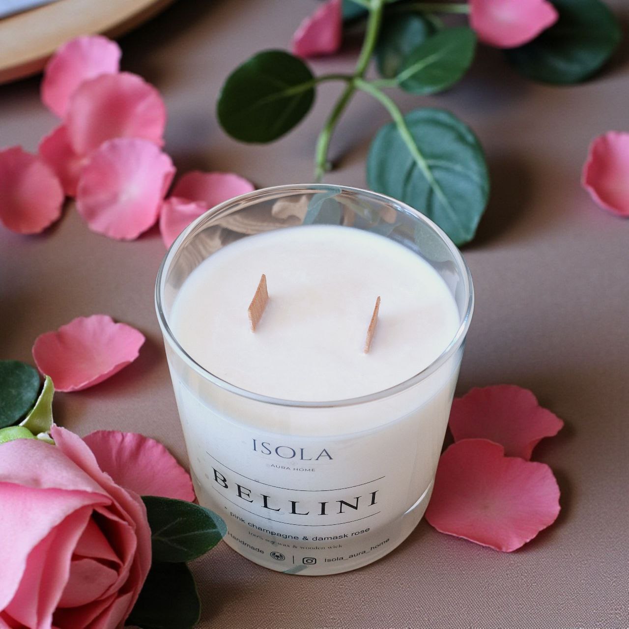 Rose and Champagne soy wax candle in a glass jar with wooden wicks and rose petals, handmade by Isola Aura Home in Belgium