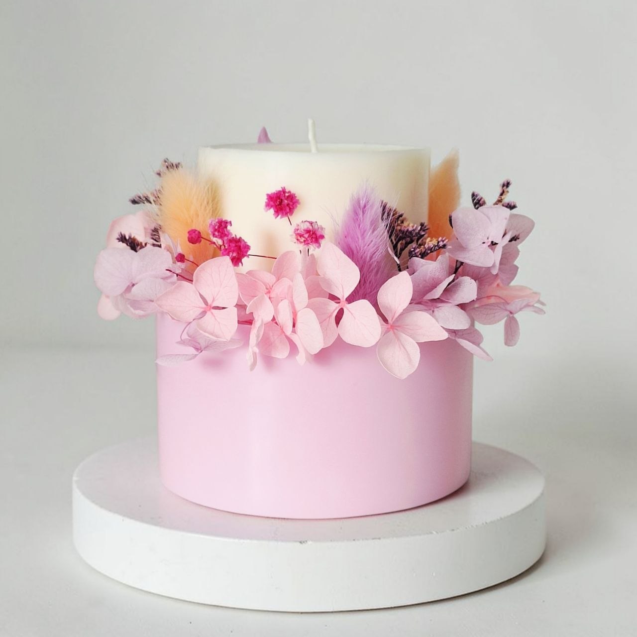 Soft rose signature botanical soy wax candle with preserved flowers handmade by Isola Aura Home in Belgium