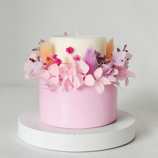 Soft rose signature botanical soy wax candle with preserved flowers handmade by Isola Aura Home in Belgium