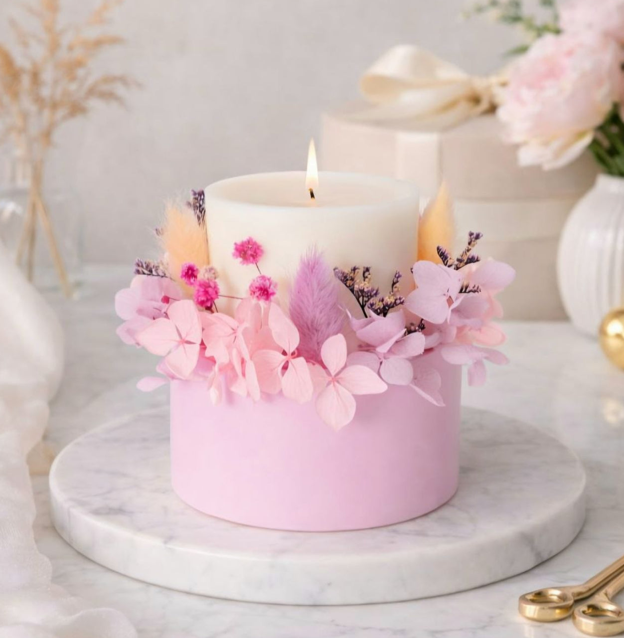 Soft rose signature botanical soy wax candle with preserved flowers handmade by Isola Aura Home in Belgium