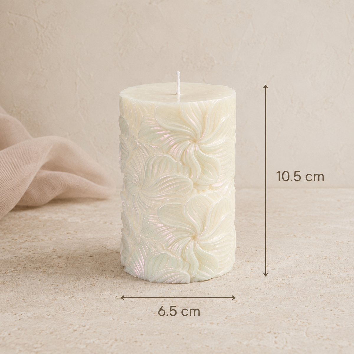 Sculptural soy pillar candle size guide showing 10.5 cm height and 6.5 cm diameter.